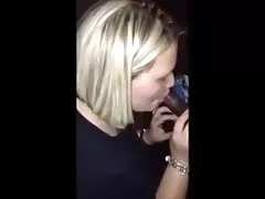 Esposa masturbándose hasta un gran orgasmo sola en casa en la cama