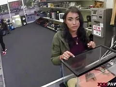 Pelirroja chupando polla tomando semen en la boca