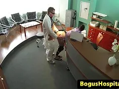 Rubia de culo grueso es follada por una enorme BBC