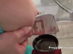 Acariciando y frotando mi polla en las bragas de mi esposa hasta que soplo mi semen caliente sobre ellas