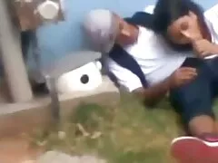 Puta cachonda masturbándose en la cámara tocando y frotando el clítoris