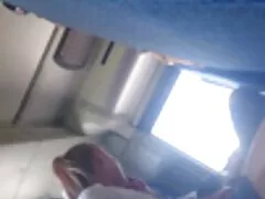 Extendiendo una manta y mis piernas en un día de verano