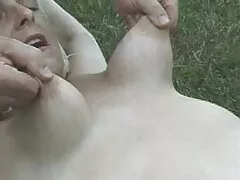 Clítoris erecto grande y agradable lamido y chupado como un mini pene