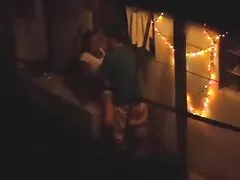 Metiendo los dedos y fisting a una amiga rubia y acariciando su culo mientras la folla