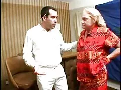 Que le chupen la polla y derroche esperma en su boca para tragar