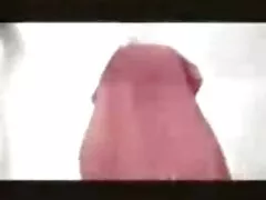 Esposa es follada con los dedos por el amigo del marido y recibe un facial