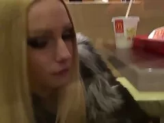 Esposa con los ojos vendados con otro extraño en un hotel siendo follada