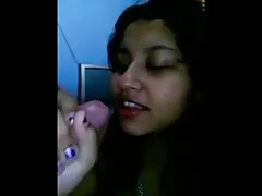 Cinta de sexo de mujer blanca embarazada con hombre de negocios negro en habitación de hotel