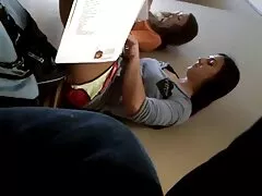 Masturbación peluda del pepino de la mujer asiática filmada por el amante