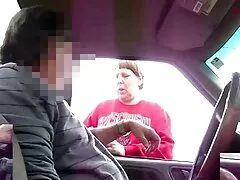 Nina obtiene sus agujeros estirados mientras mi marido graba