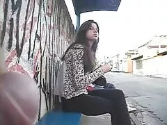 Pequeña asiática en la parte trasera de un coche bebiendo semen de una mamada de polla
