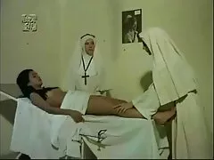 Esposa llenando su coño con un juguete grande