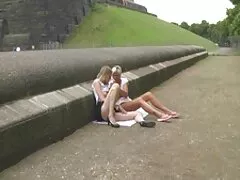 Milf cachonda desnuda en el patio trasero tomando el sol mostrando su cuerpo maduro