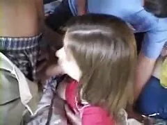 Mi esposa me chupa y recibe gran semen facial