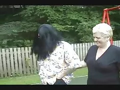 Esposa rubia y peluda Anna se desnuda