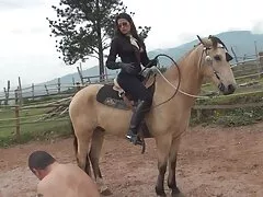 Una sexy GILF ella es impresionante y muy cachonda apuesto a que quieres un poco