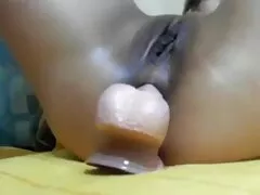 Más del coño depilado de yvonne con las piernas abiertas