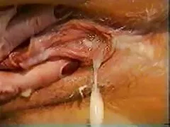 Esposa hermosa posando desnuda y mostrándolo todo