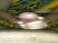 Mi amigo y mi esposa se divierten preparándose para una fiesta de sexo