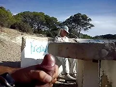 Pervertido de enormes tetas se masturba en sus medias de rejilla