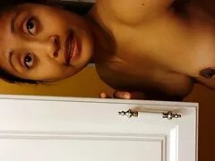 Hermosa novia india mostrando su cuerpo caliente durante las vacaciones