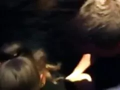 Puta amateur sexy frotando su coño afeitado sabe cómo excitar a un hombre