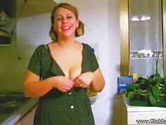 Tinny Sissy Divirtiéndose con sus juguetes favoritos hasta que todavía está sola