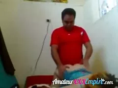 Con los ojos vendados y dos pollas duras para chupar y correrse en el baño