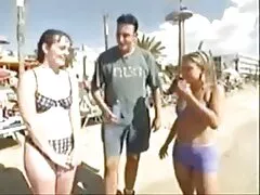 Dedos hasta el orgasmo y luego desgastados por dos pollas de toro