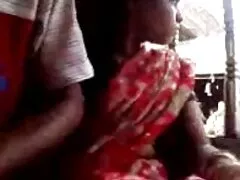 Ella trabaja la polla de un amigo en el baño dándole una buena mamada