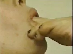 Jugando con su polla y teniendo su culo apretado relleno