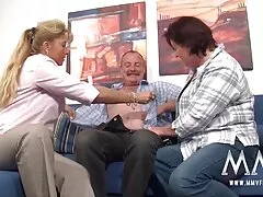 Puta lamida, se masturba y la ordeñan