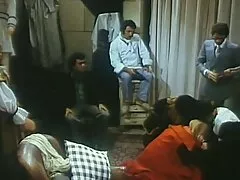 Anna se arrodilla para chupar antes de que este tío se la folle sobre la mesa como la puta que es
