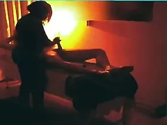 Ella tiene un orgasmo durante el coño y yo me corro en su cara