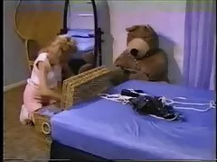 Esposa puta disfrutando de un fin de semana de diversión con dos pollas negras bajo la dirección de mi marido