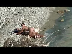 Novia rubia se hace facial en la naturaleza