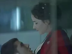 Hermosa esposa cornudo regordete chupando apasionadamente en BBC mientras su esposo está filmando