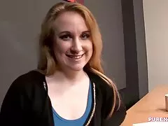 Película de sexo amateur pequeña rubia probando varias posiciones sexuales