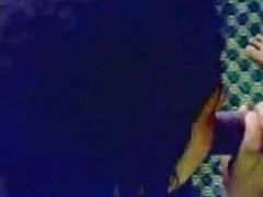 Audaz rubia milf sexo oral y exhibición de senos en un tren en movimiento