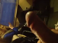 Sexy perra masturbación con la mano disparando semen en su cara