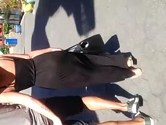 El vestido negro se pone y se quita y juega