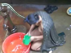 Belleza de cabello oscuro dando una cabeza exótica