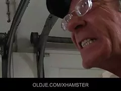 Esposa sumisa follada recibiendo el tratamiento de gran polla negra