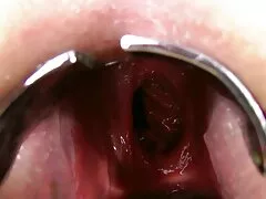 Dos chicas calientes follan en un trío casero FFM